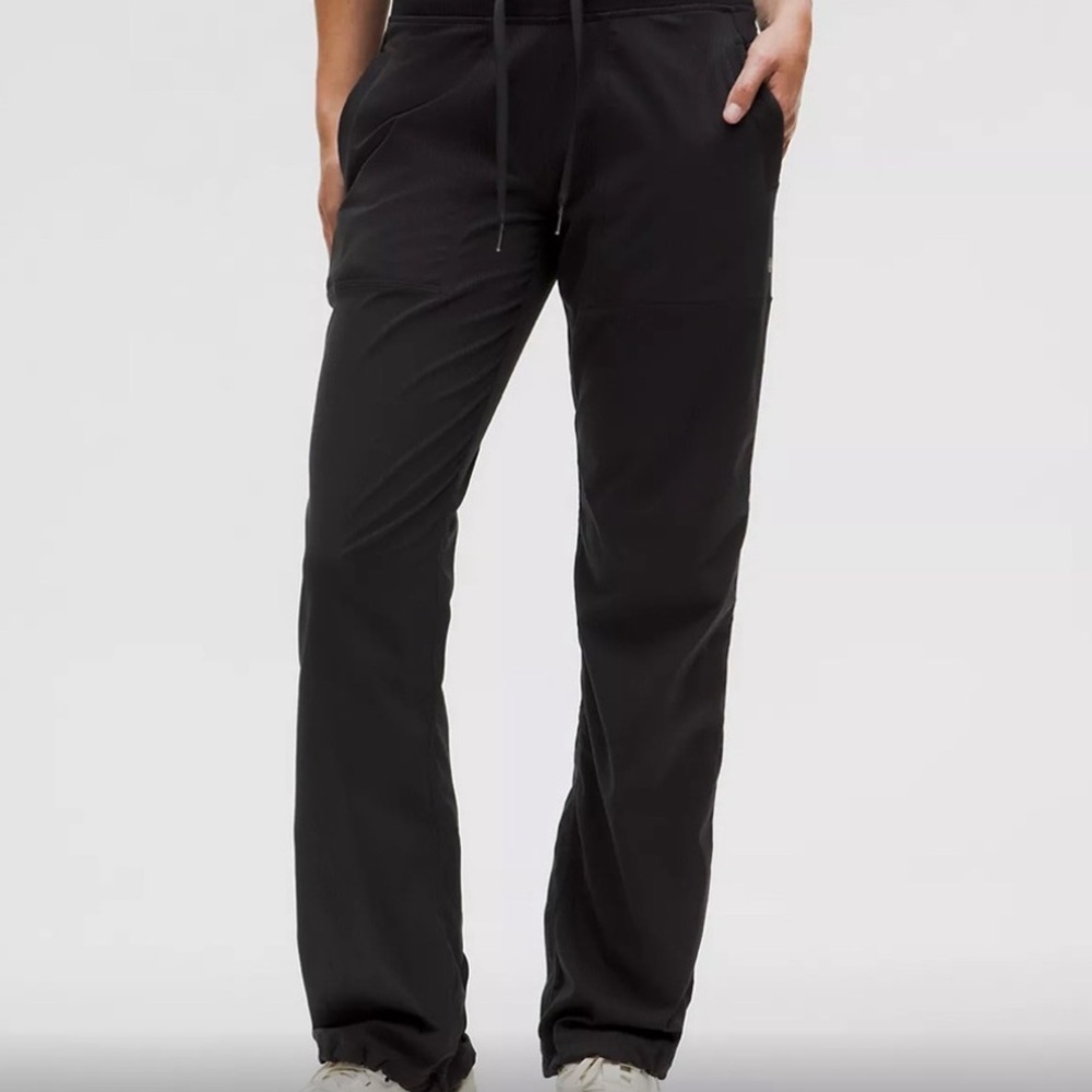 Lululemon NWT Dance Studio Mid-Rise Pant Short size 8 black. Inseam 28.5”